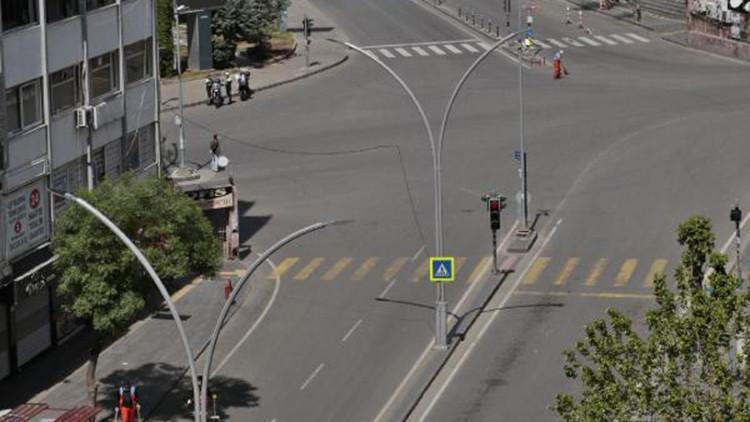 Diyarbakır'da yasağın 2'nci gününde cadde ve sokaklar bomboş