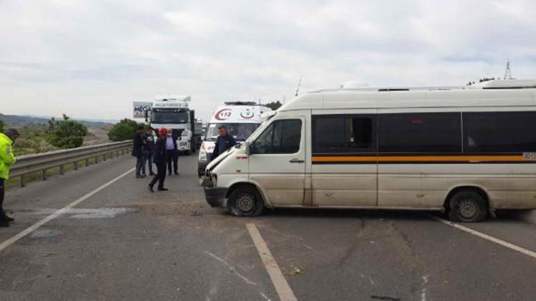 Kahramanmaraş'ta işçi servisi bariyere çarpı: 4 yaralı