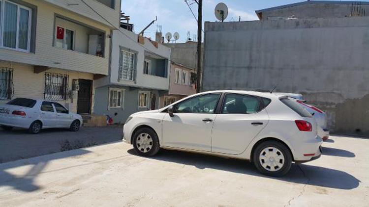Tartıştığı eşini otomobilde bacağından bıçakladı