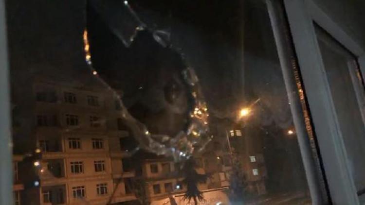 Havaya açılan ateş sırasında evin camına mermi isabet etti
