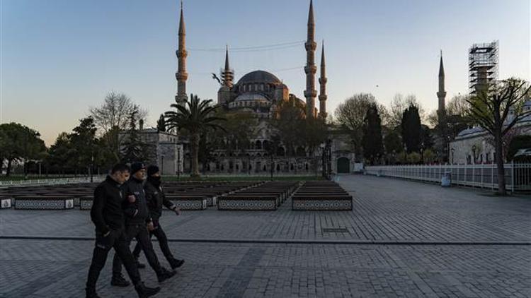 Sultanahmet Meydanı'nda koronavirüs sessizliği