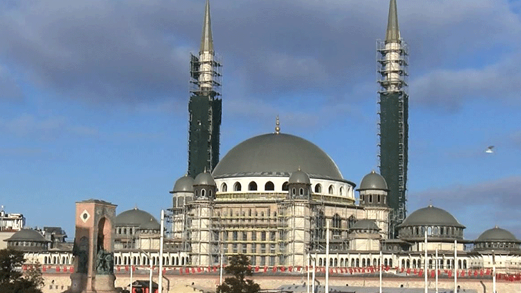 İstanbul'da yollar ve meydanlar boş kaldı