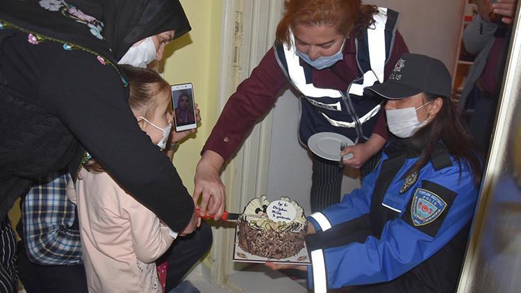 Ayşe hemşire, polisin kızına doğum günü sürprizini gözyaşlarıyla izledi