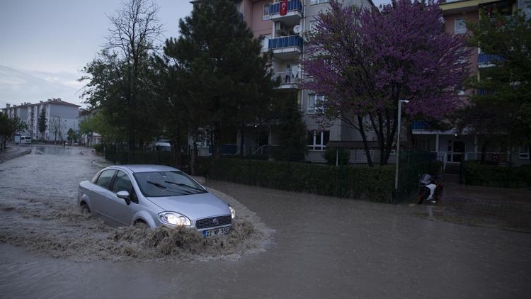 10 dakikalık yağmur hayatı felç etti