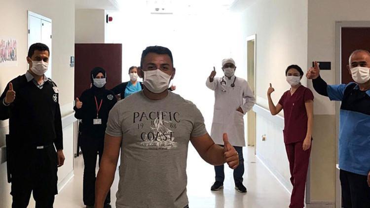 Antalya'da koronavirüsü yenen hasta, alkışlarla taburcu oldu