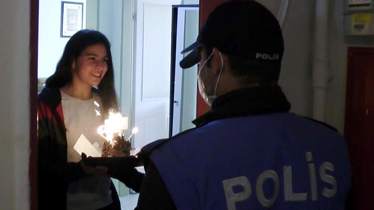 Polislerden, meslektaşlarının kızına sürpriz doğum günü