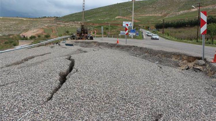Siirt'te aşırı yağışlar nedeni ile asfalt yol çöktü
