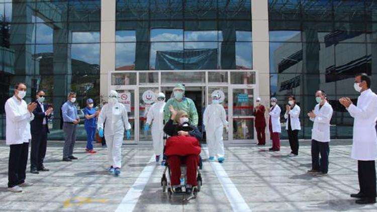 Koronavirüsü yendi, alkışlarla evine uğurlandı