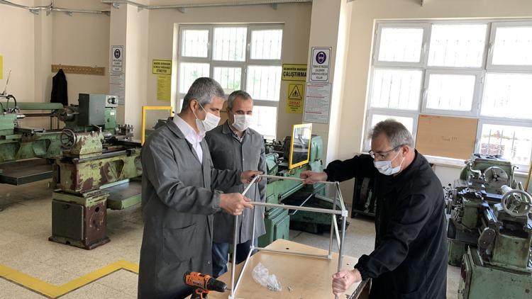 Meslek lisesinden sağlık çalışanları için entübasyon kabini üretimi