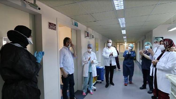 Koronavirüsü yenen nüfus müdürü, alkışlarla taburcu edildi