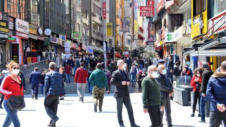 Şirinevler ve Bakırköy meydanlarında insan yoğunluğu 