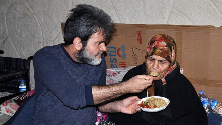 Bodrum kattaki depoda, felçli ve görmeyen annesine bakıyor