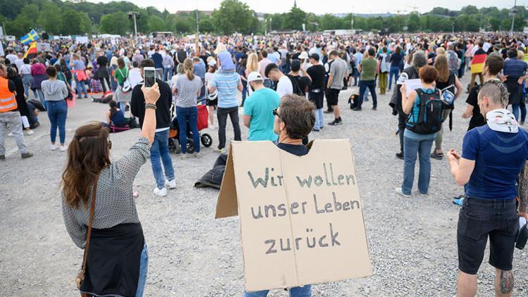 Korona gösterilerinde tehlikeli radikalleşme