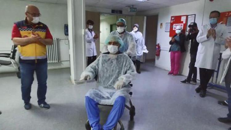 39 gün koronavirüs tedavisi gördü, alkışlarla taburcu edildi