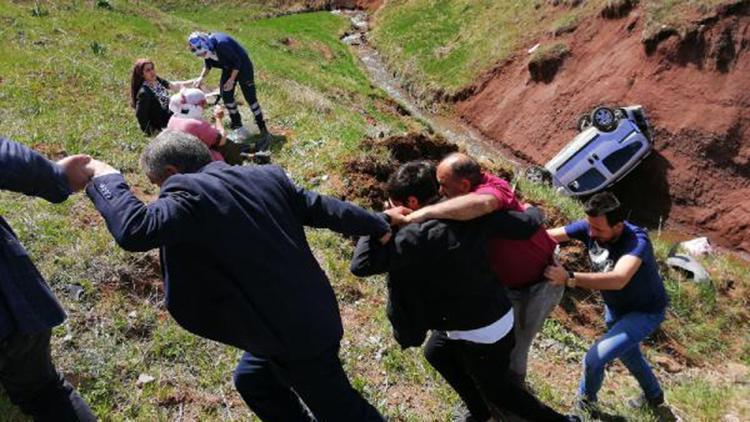 Ağrı'da hafif ticari araç, şarampole uçtu: 6 yaralı  