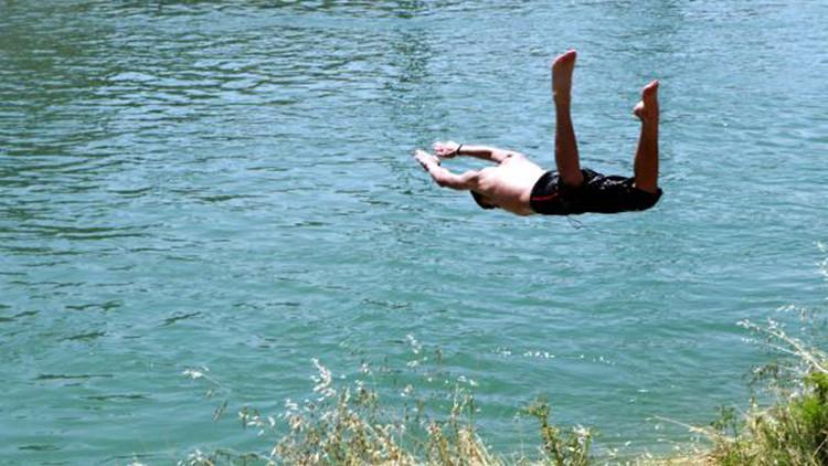 Son 75 yılın en sıcak mayısının yaşandığı Adana'da çocuklar, kanalda serinledi