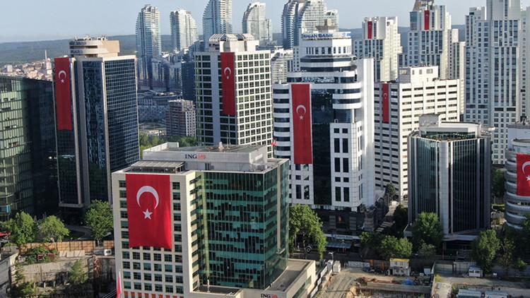 Gökdelenler kırmızı beyaza büründü