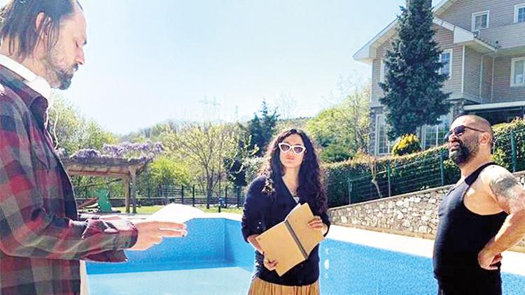 Cansu Tosun 'Pes Artık' setinden ilk kareleri paylaştı