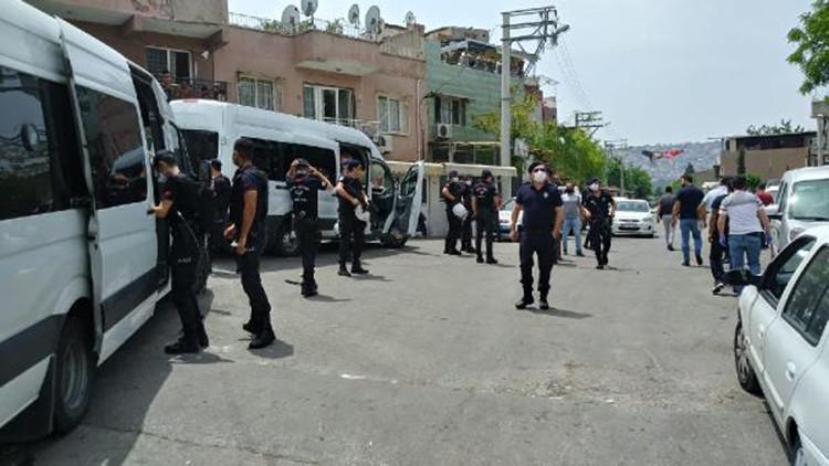 İzmir'de sokak kısıtlamasında silahlı kavga: 5 gözaltı, 15 kişiye ceza