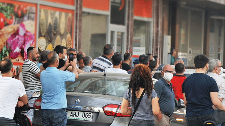 Sosyal mesafeyi unutup, film gibi izlediler