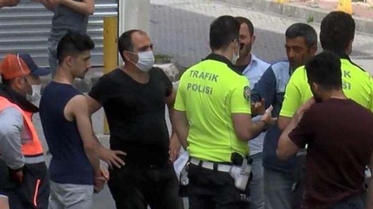 Fatih'te market önünde maske gerginliği