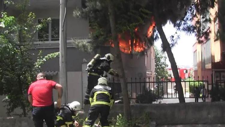 Şanlıurfa'da 6 katlı apartmanın giriş katındaki yangın korkuttu