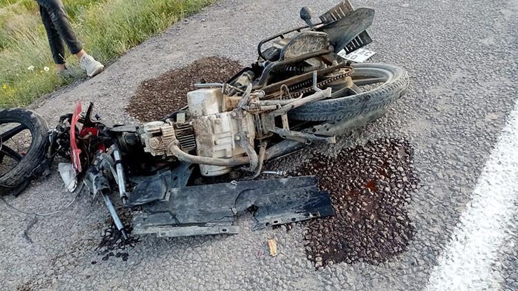 Otomobille motosiklet çarpıştı: 1'i ağır 2 yaralı