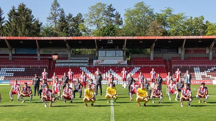 Würzburger Kickers sosyal mesafeli takım pozu verdi! Tarihte ilk...