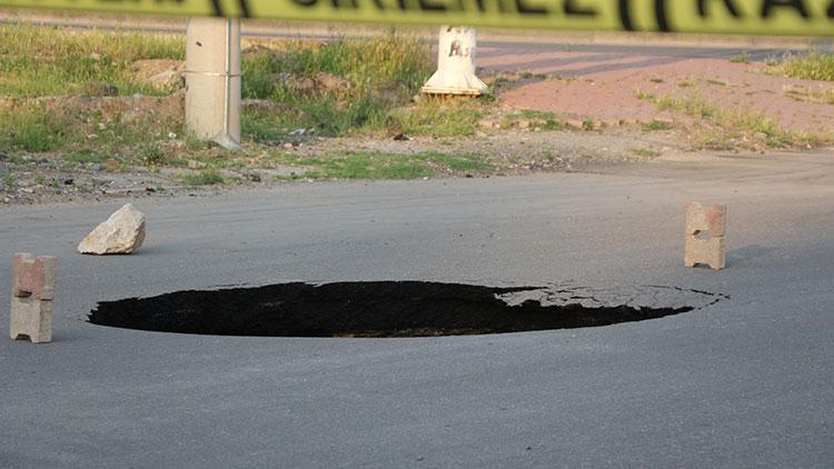 Caddenin ortasında korkutan obruk!