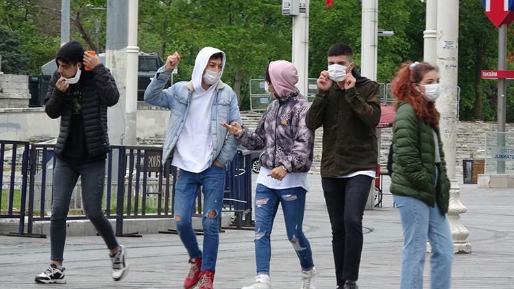 Sokağa çıkan gençler İstiklal Caddesi'nde dolaştı