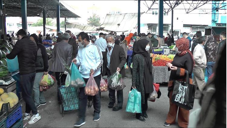 Karabük’te kısıtlama öncesi pazara akın ettiler