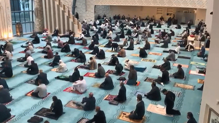 Almanya’da camilerde bayram namazı kılındı