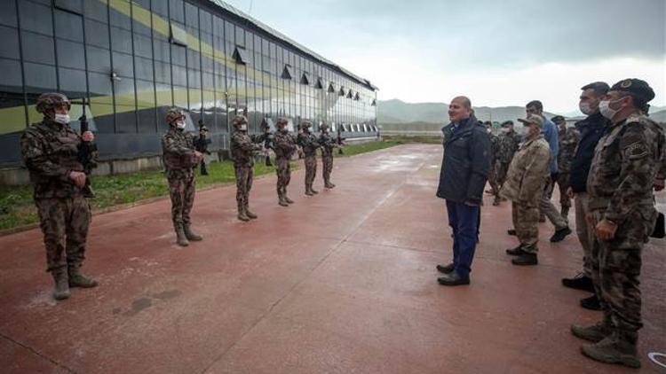 İçişleri Bakanı Soylu, Yüksekova'da asker ve polislerle bayramlaştı