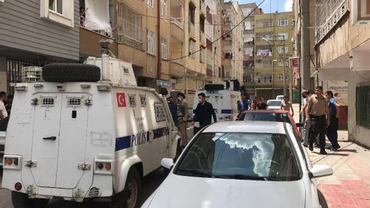Diyarbakır'da devriye gezen polis ekibine saksı atıldı: 1 polis yaralandı