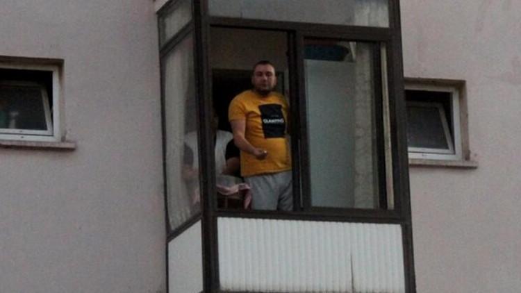 Dur ihtarına uymadı, kaçtığı evin balkonundan polislere böyle seslendi: "Hadi gelin de ceza yazın"