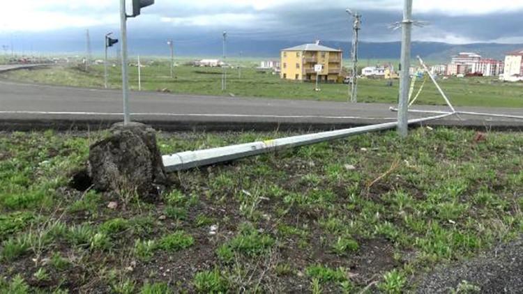 Doğu'da fırtına; ağaçlar ve direkler devrildi, çatılar uçtu