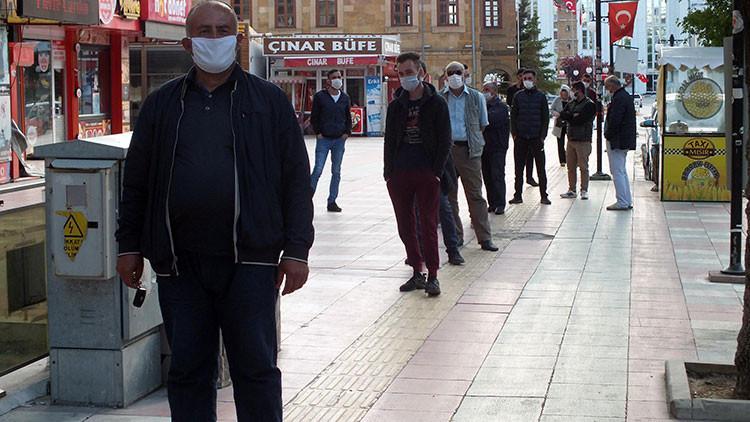 Tek fırın mesai yapınca uzun ekmek kuyruğu oluştu