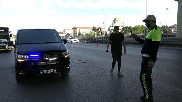 Sokağa çıkma yasağında çakar lambalı minibüsle yakalandı