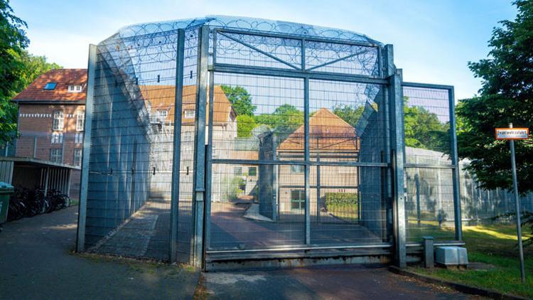 Psikiyatri kliniğinden kaçan iki mahkûm aranıyor
