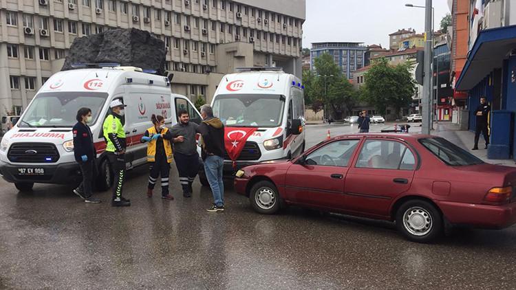 Ters şeride giren otomobil ile ambulans çarpıştı