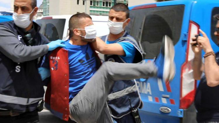 Gazetecilere tekme attı!