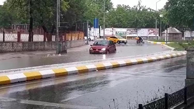 Edirne'de şiddetli sağanak: Araçlar yolda kaldı