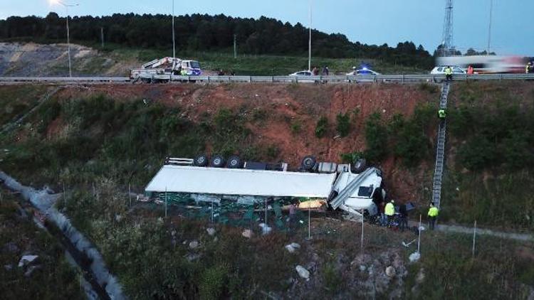 Kuzey Çevre Otoyolunda TIR uçuruma yuvarlandı