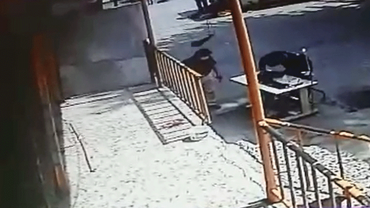 Sultangazi'de dehşet anları... Olay anı kamerada