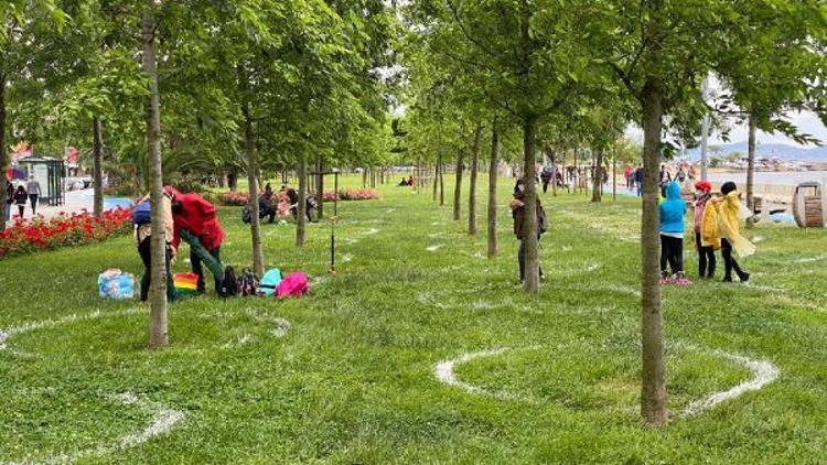 Caddebostan'da çocuklar sosyal mesafe çemberlerinde oynadı