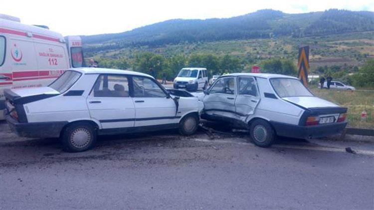 Balıkesir'de iki otomobil çarpıştı: 1 ölü, 2 yaralı