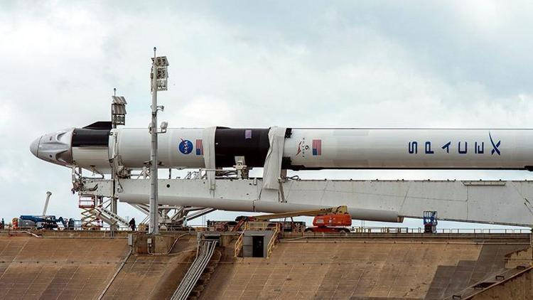 SpaceX'in ilk insanlı uzay mekiği denemesi ertelendi