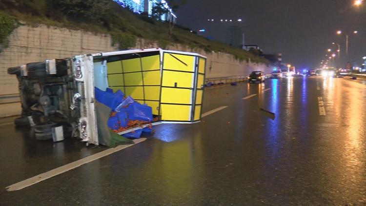 Maltepe'de 4 aracın karıştığı trafik kazasında 6 kişi yaralandı