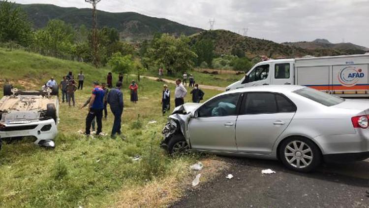 Otomobil ile çarpışan hafif ticari araç devrildi: 8 yaralı