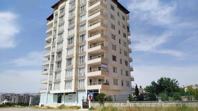 Kahta'da 12 vaka olan 9 katlı bina karantinaya alındı